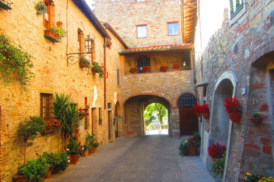 Les rues de Montefioralle, passages voûtés, maisons-tours, une rue circulaire où le célèbre navigateur Amerigo Vespucci est supposé avoir vu le jour. Ⓒ María Calvo.