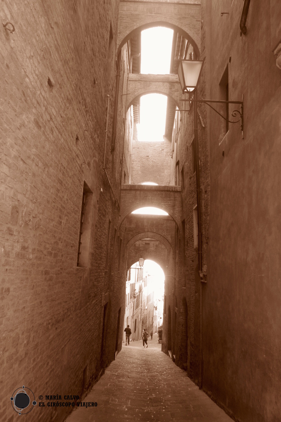 Célebre rue à arches à Sienne